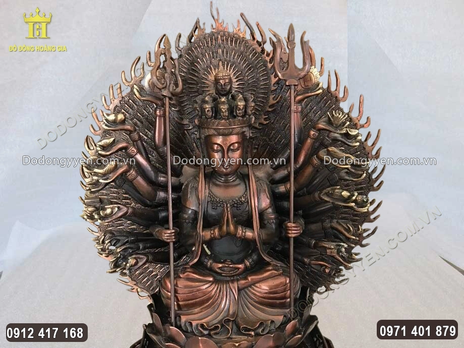 Gương mặt tr&ograve;n đầy, ph&uacute;c hậu của Phật B&agrave; được chạm khắc sắc n&eacute;t